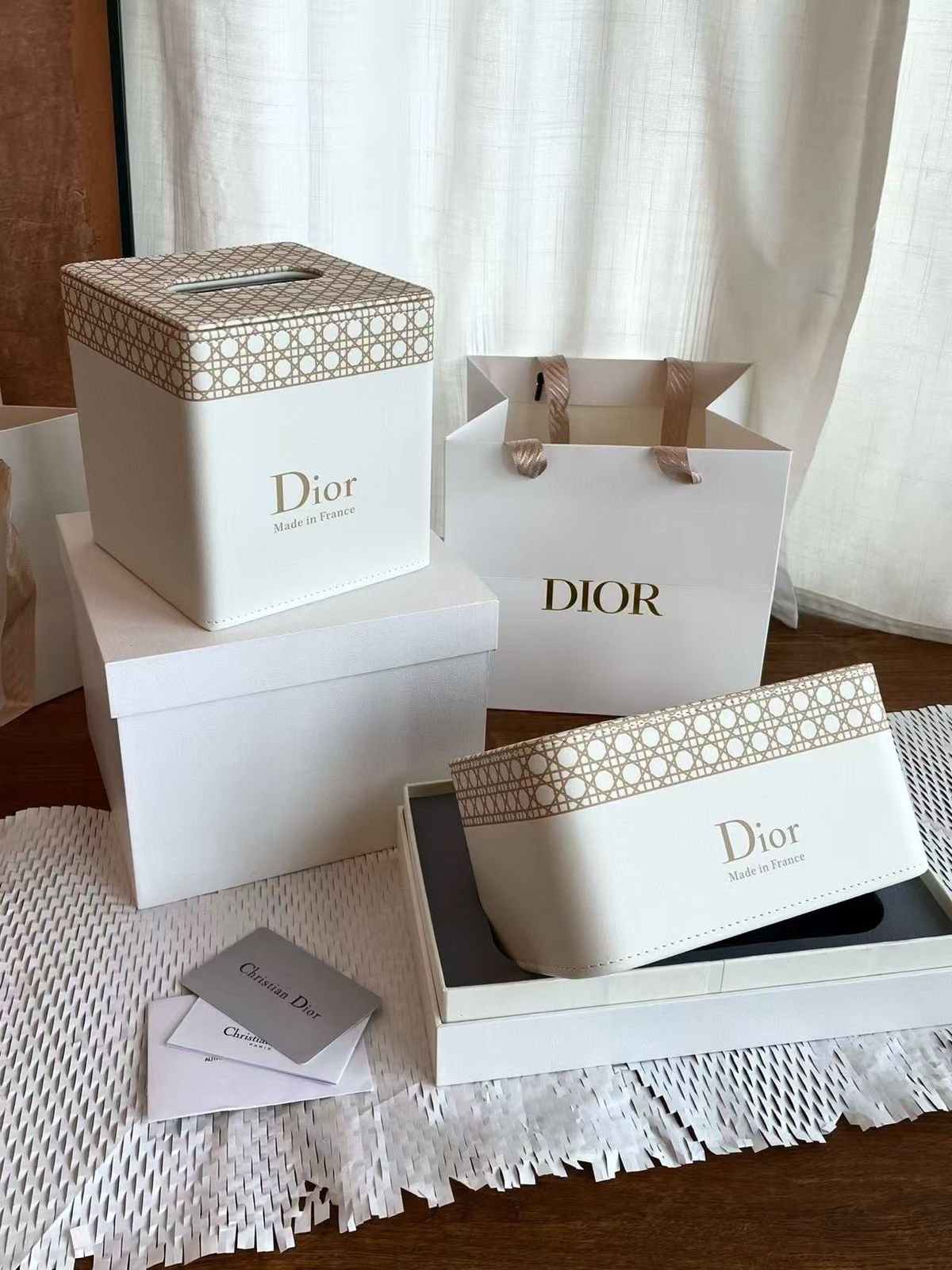 single Tissue box available with four different designs. - Image 2 of 3